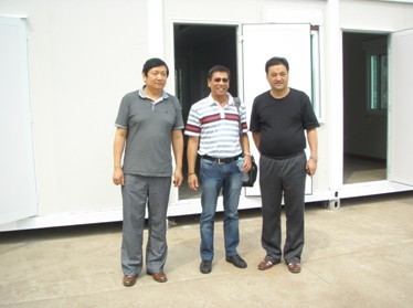 菲律宾客商与公司领导在活动房前合影